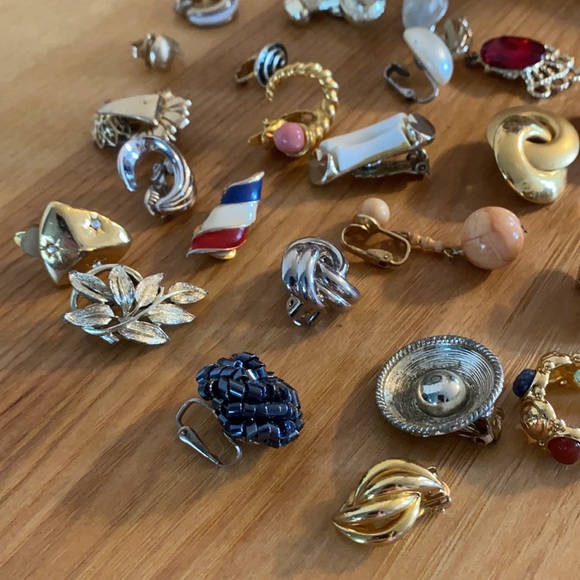 Lot of 24 vintage single clip on earrings - Picture 3 of 8